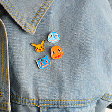 Charger l&#39;image dans la galerie, Pin&#39;s Bulbizarre Pikachu Carapuce salamèche sur veste